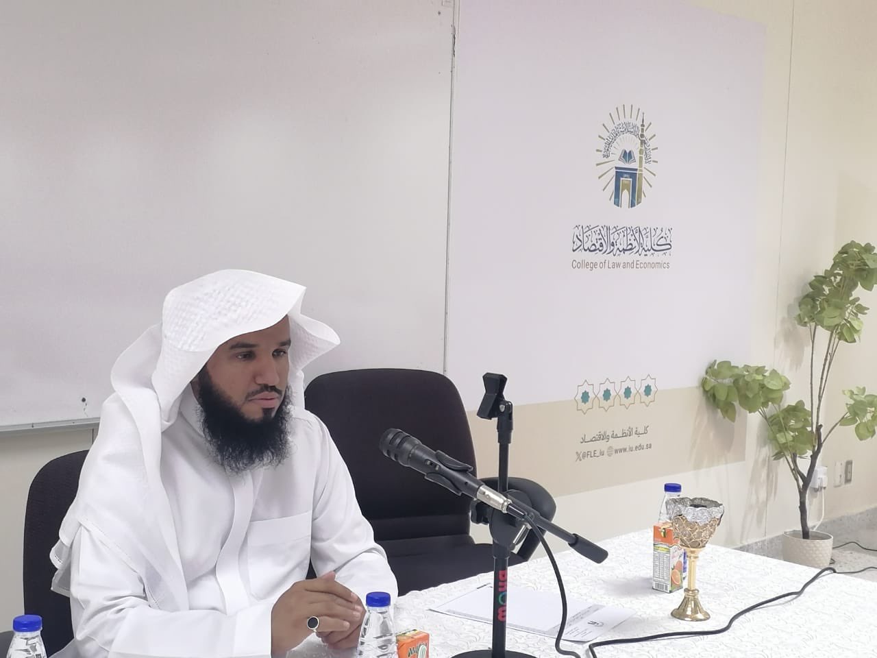 تنفيذ لقاء أكاديمي لطلاب كلية الأنظمة بالتعاون مع وحدة التوعية الفكرية يوم الاثنين 23-10-1446